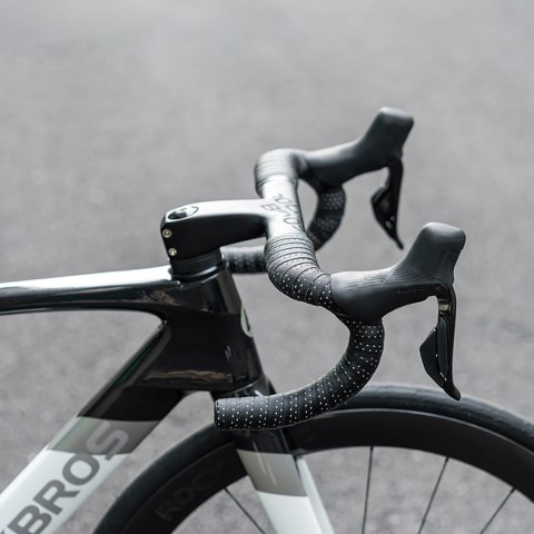 Owijka na kierownicę rowerową silikonowa perforowana - pomarańczowa Owijka na kierownicę rowerową silikonowa perforowana - pomarańczowa