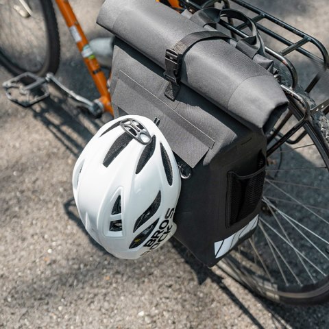 Sakwa rowerowa z funkcją plecaka wodoodporna z zaczepem na kask 18l - czarna Sakwa rowerowa z funkcją plecaka wodoodporna z zaczepem na kask 18l - czarna