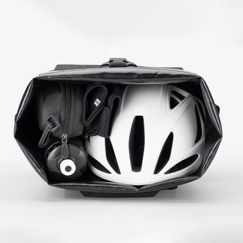 Sakwa rowerowa z funkcją plecaka wodoodporna z zaczepem na kask 18l - czarna Sakwa rowerowa z funkcją plecaka wodoodporna z zaczepem na kask 18l - czarna