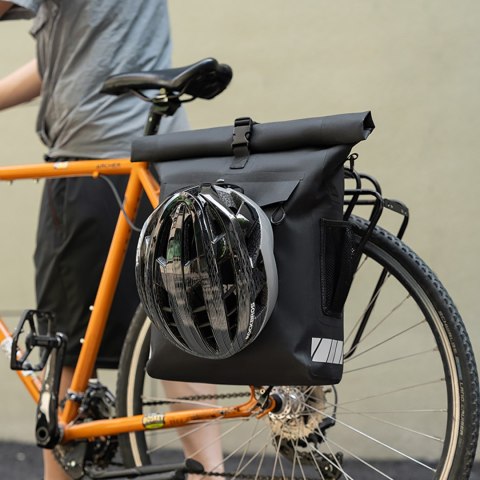 Sakwa rowerowa z funkcją plecaka wodoodporna z zaczepem na kask 18l - czarna Sakwa rowerowa z funkcją plecaka wodoodporna z zaczepem na kask 18l - czarna