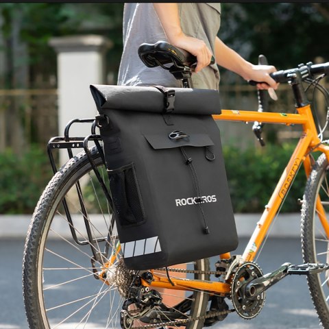 Sakwa rowerowa z funkcją plecaka wodoodporna z zaczepem na kask 18l - czarna Sakwa rowerowa z funkcją plecaka wodoodporna z zaczepem na kask 18l - czarna