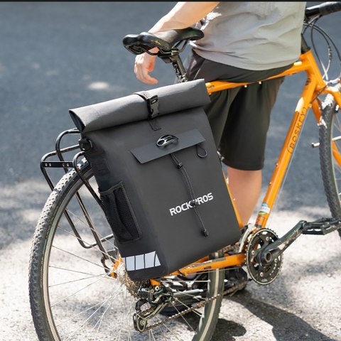 Sakwa rowerowa z funkcją plecaka wodoodporna z zaczepem na kask 18l - czarna Sakwa rowerowa z funkcją plecaka wodoodporna z zaczepem na kask 18l - czarna